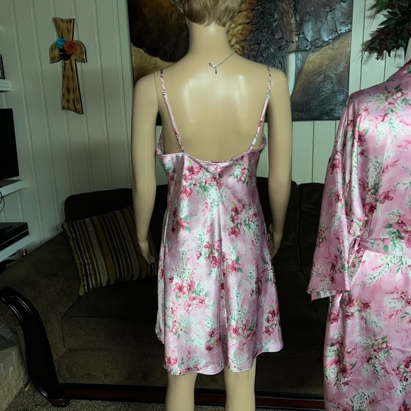 Private Luxuries • Medium • Floral • Pink • Nightgown/ Robe Set - Picture 7 of 16